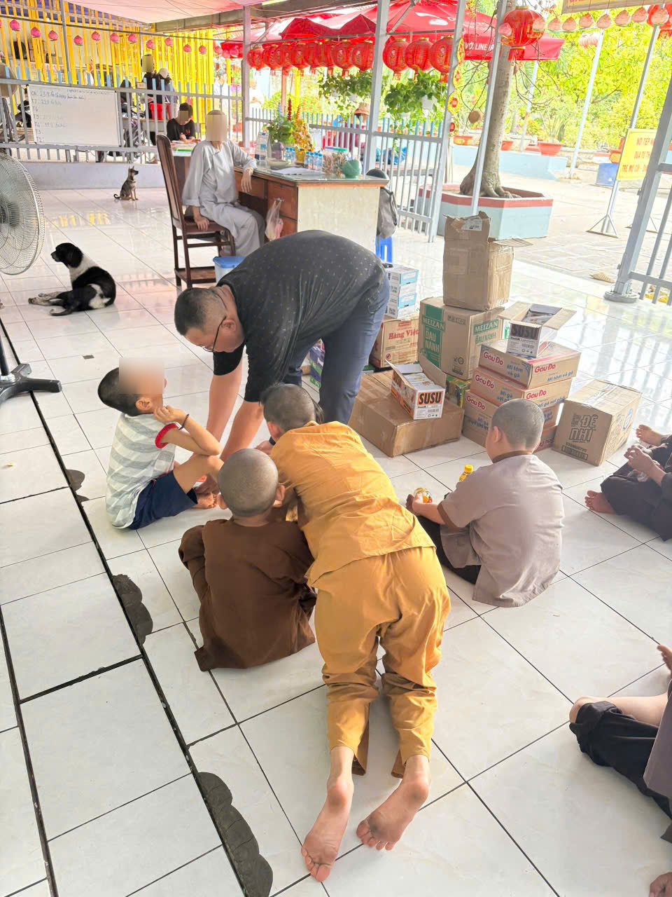 Co-founder CSD trao quà trong chuyến thiện nguyện ngày 19 tháng 8 năm 2026