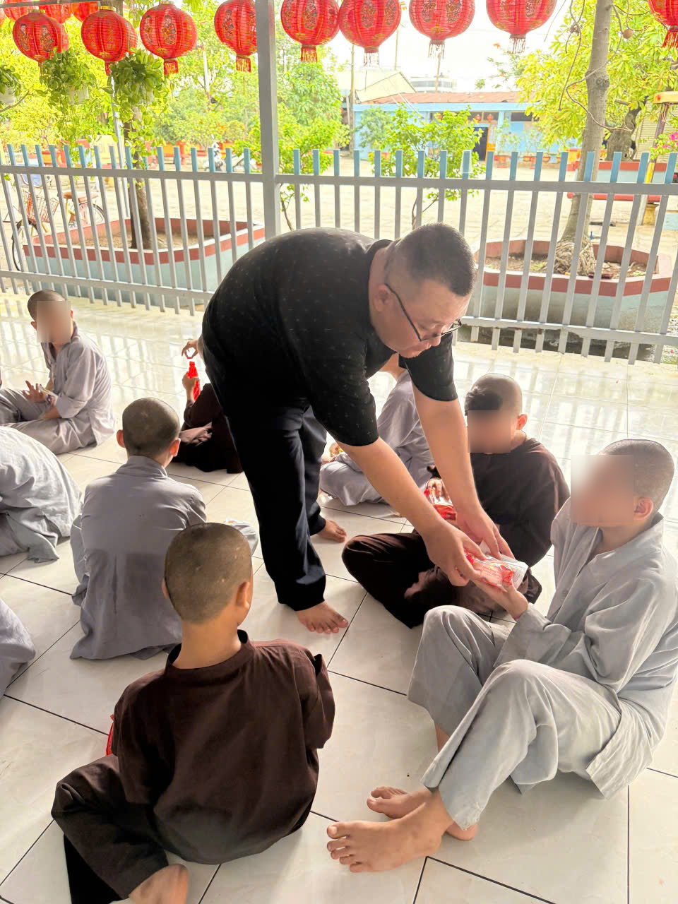 Khoảnh khắc trao quà trong chuyến thiện nguyện