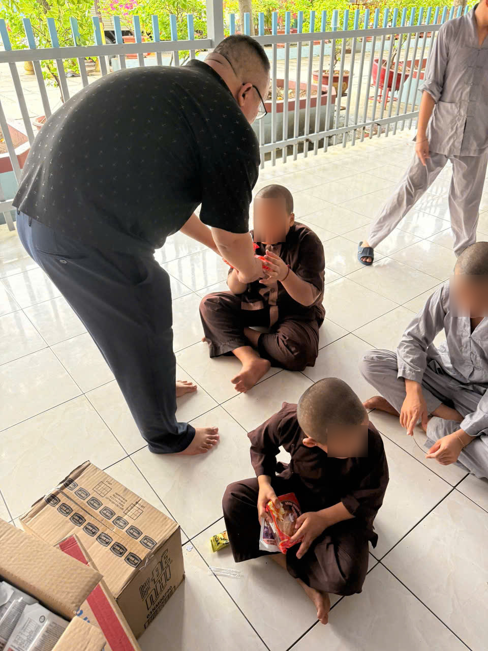 Trao quà cho các em nhỏ tại chùa