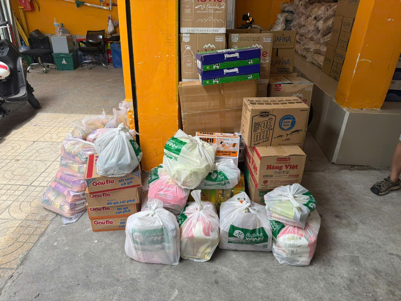 Thực phẩm và nguyên liệu chuẩn bị cho hoạt động thiện nguyện