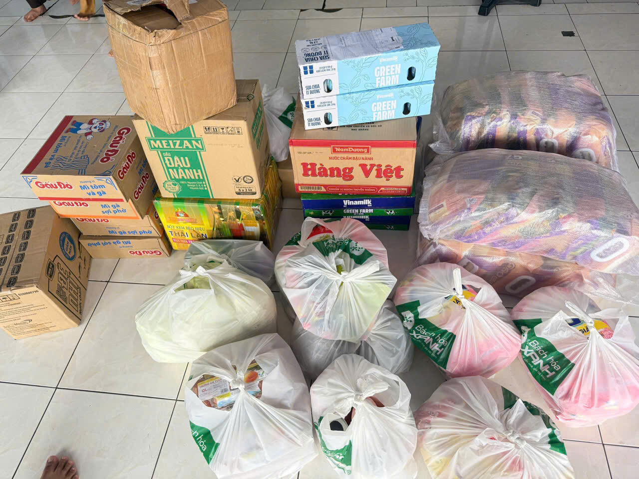 Nguyên liệu thực phẩm được chuẩn bị cho chuyến thiện nguyện