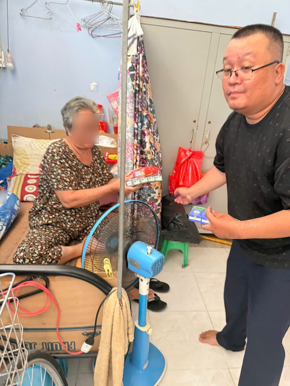 Co-founder CSD thăm hỏi và trao quà đến người lớn tuổi