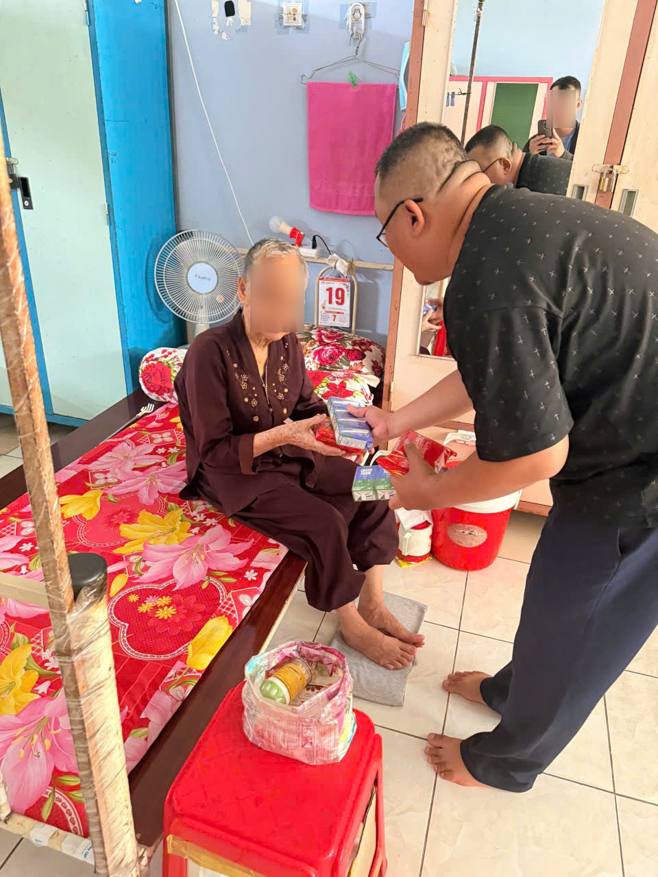 Trao những phần quà thiết thực đến các cụ lớn tuổi