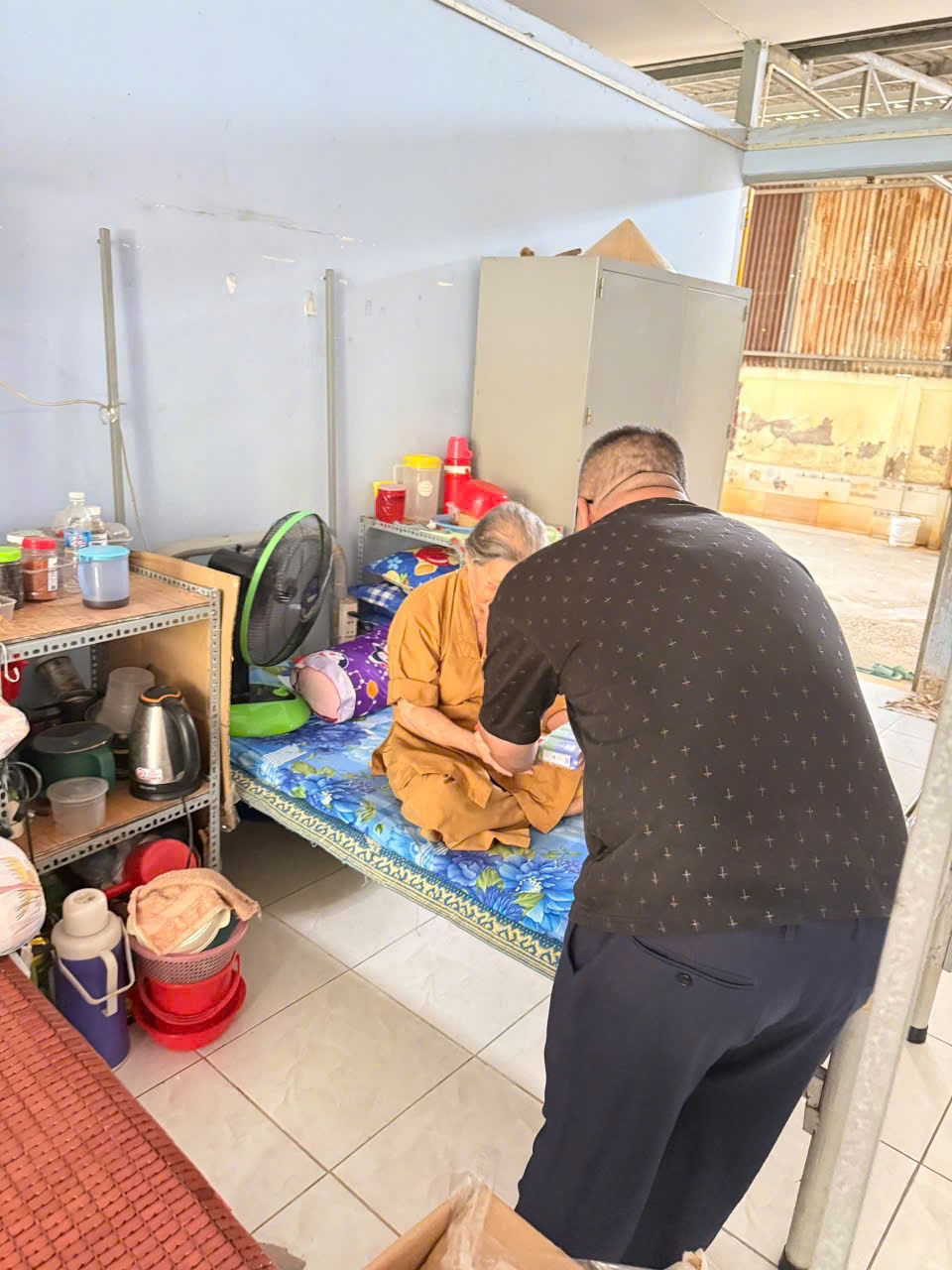 Khoảnh khắc trao quà trong chuyến thiện nguyện ngày 19 tháng 8
